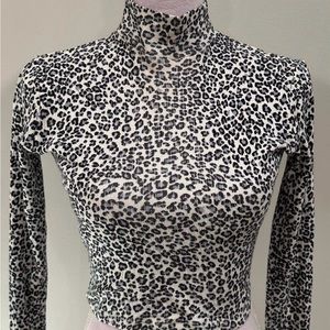 Brandy Melville cropped shirt